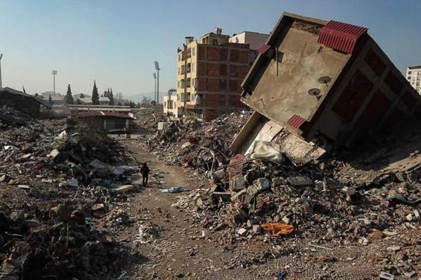 Deprem bölgesinde yıkılan binalarda dere kumu kullanılmış! 3 hata tespit edildi: 'Akılalmaz yanlışlar'