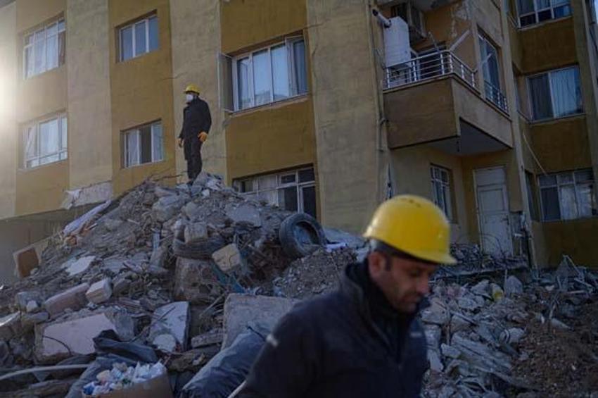 Deprem bölgesinde yıkılan binalarda dere kumu kullanılmış! 3 hata tespit edildi: 'Akılalmaz yanlışlar'