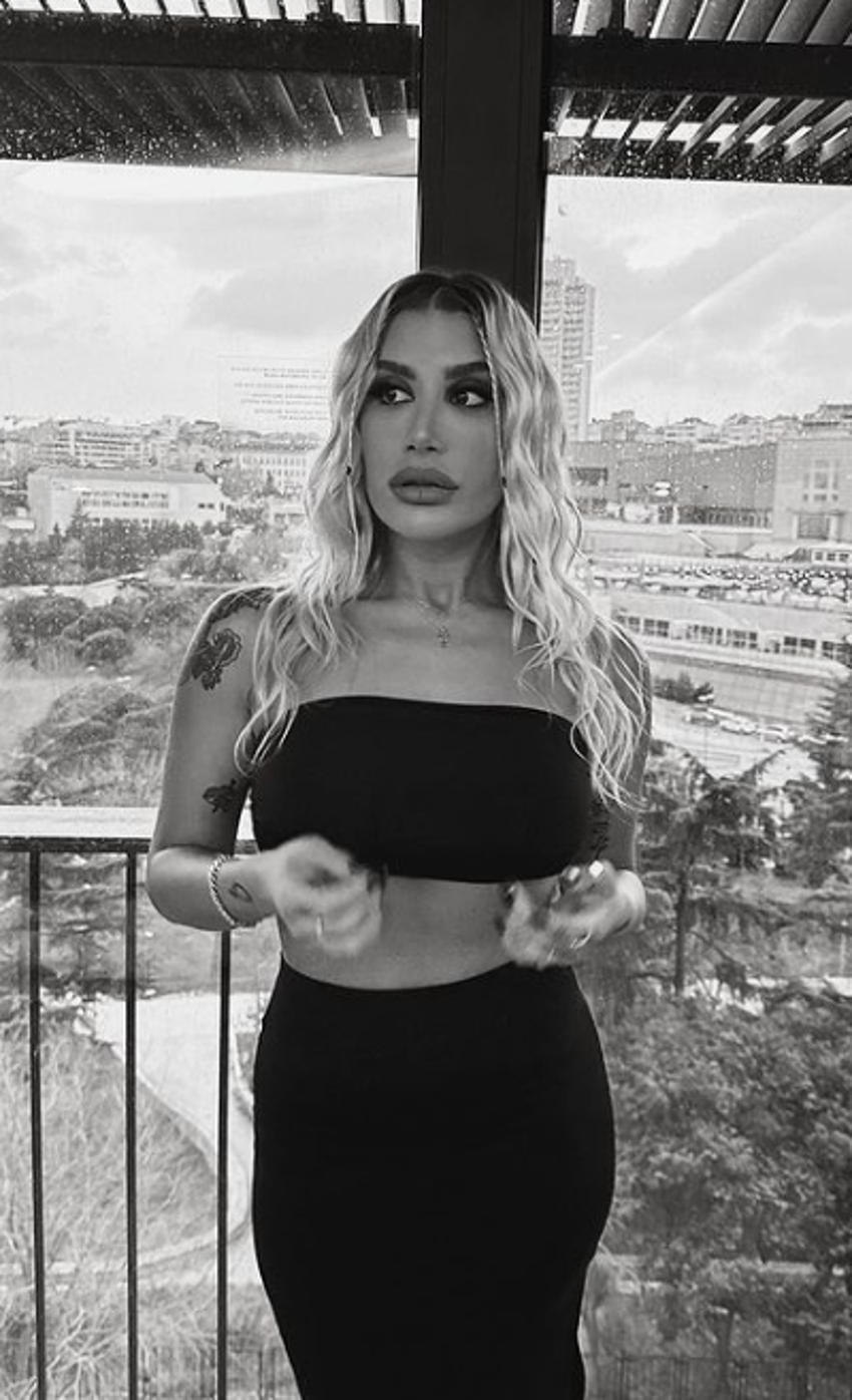 İrem Derici'den dekolteli pozlar! 'Aşk yaradı'