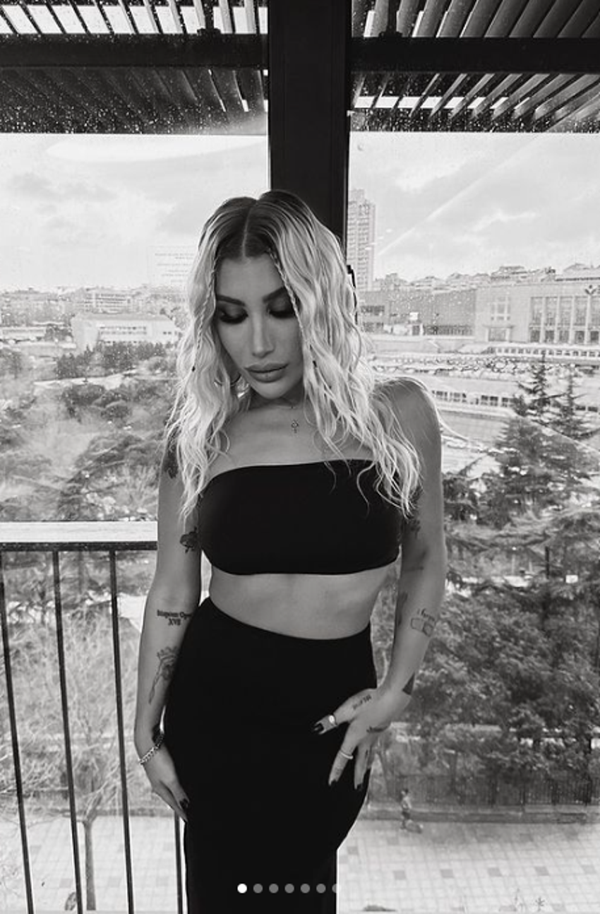 İrem Derici'den dekolteli pozlar! 'Aşk yaradı'