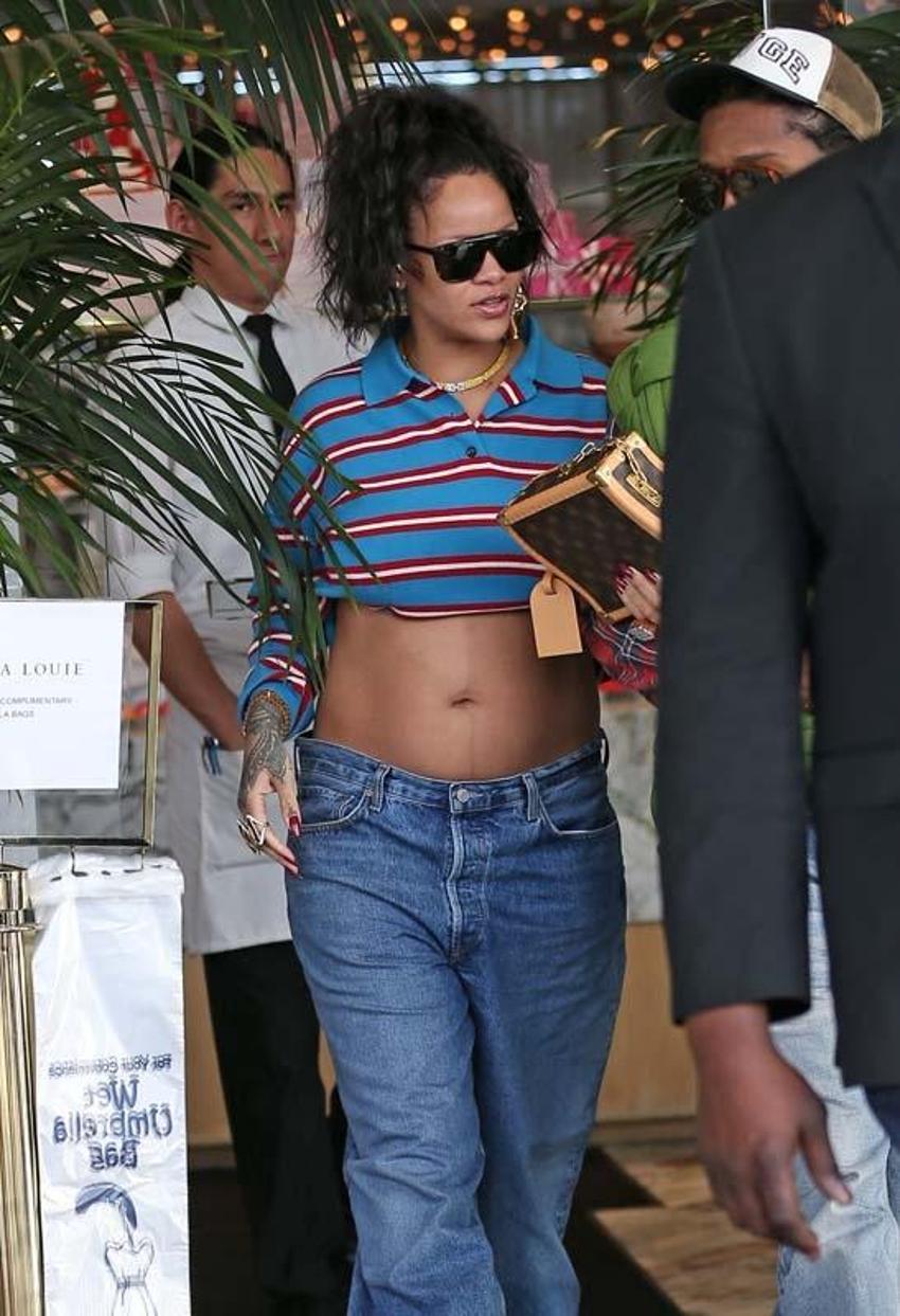 Rihanna belirginleşen karnıyla görüntülendi! Sevgilisinin kolunu bir an olsun bırakmadı