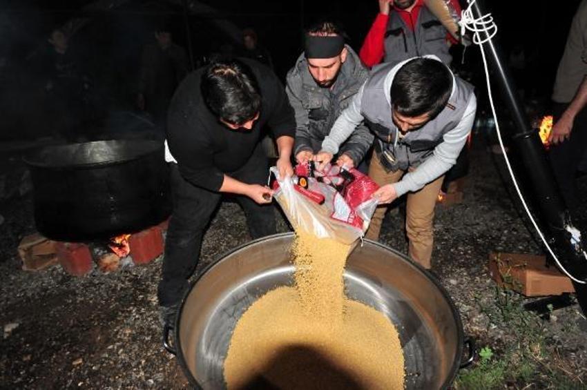 Hatay'da depremin 40. gününde 'hırisi' pişirildi! 'Amacımız insanlara iyi gelmek'