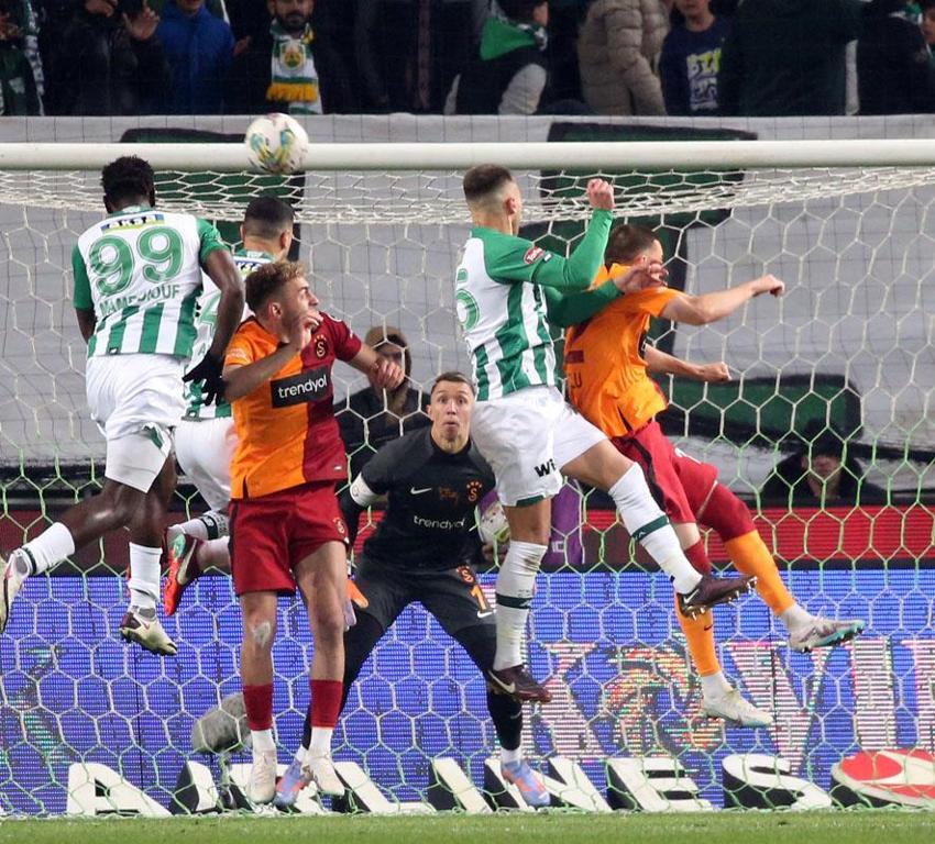 İlk 11'de başlıyor çıkar beni diyor sonradan oyuna giriyor top oynamıyor! Galatasaray'da kriz
