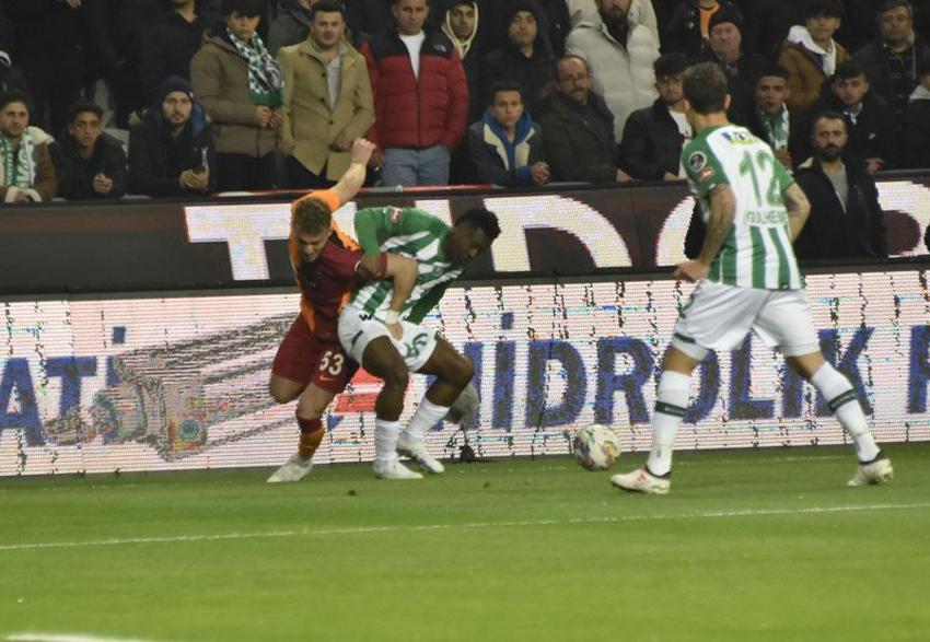 İlk 11'de başlıyor çıkar beni diyor sonradan oyuna giriyor top oynamıyor! Galatasaray'da kriz