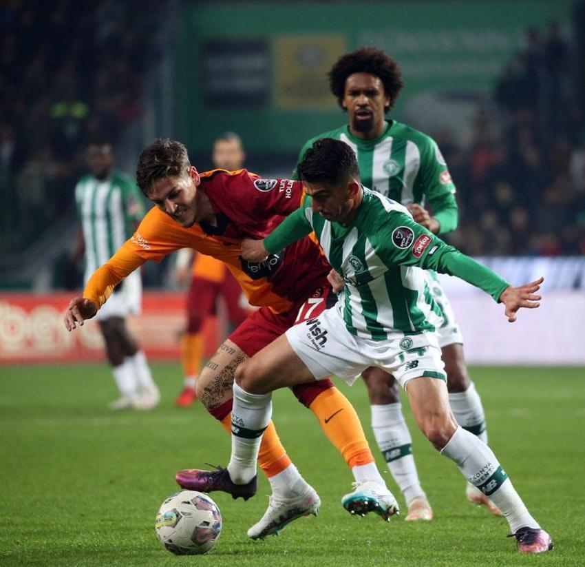 İlk 11'de başlıyor çıkar beni diyor sonradan oyuna giriyor top oynamıyor! Galatasaray'da kriz