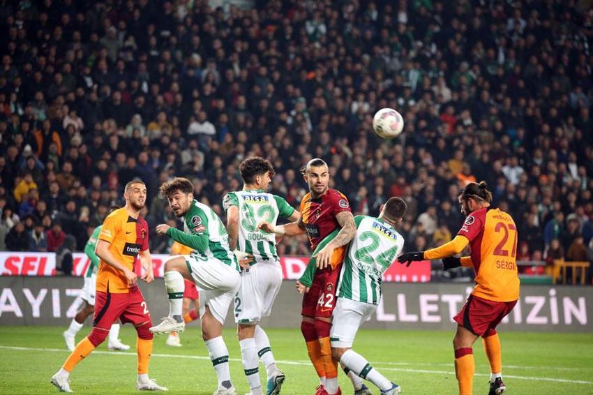İlk 11'de başlıyor çıkar beni diyor sonradan oyuna giriyor top oynamıyor! Galatasaray'da kriz