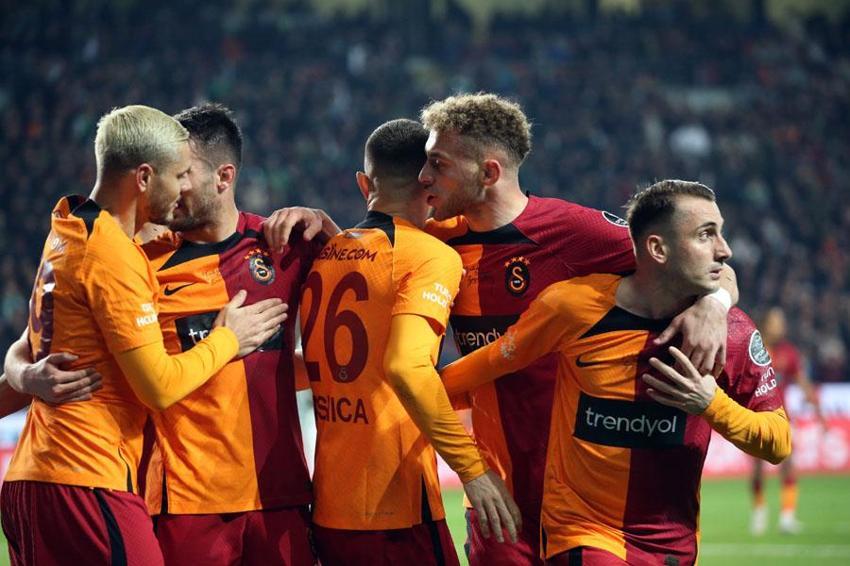 İlk 11'de başlıyor çıkar beni diyor sonradan oyuna giriyor top oynamıyor! Galatasaray'da kriz