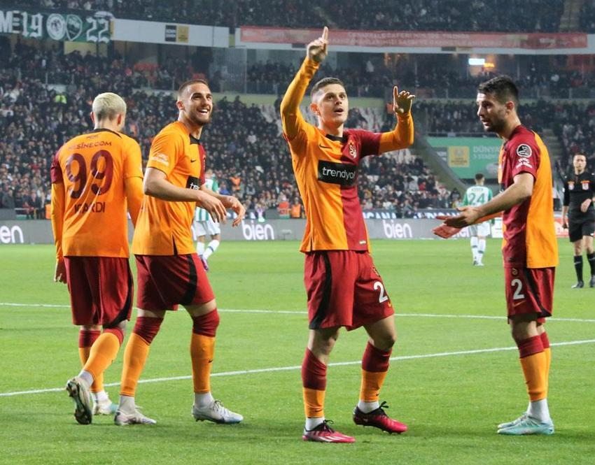 İlk 11'de başlıyor çıkar beni diyor sonradan oyuna giriyor top oynamıyor! Galatasaray'da kriz