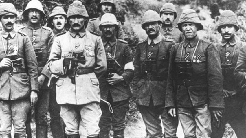 Dur yolcu şiiri kimin, hikayesi ne? Çanakkale Zaferi Dur Yolcu şiirinin sözleri nedir, yazarı Necmettin Halil Onan kimdir?