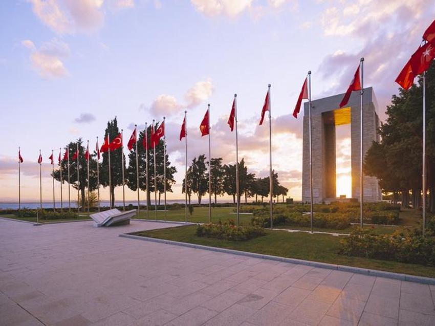 Çanakkale Geçilmez şiiri sözleri, yazarı, hikayesi! Çanakkale Geçilmez şiirini kim yazmıştır, Çanakkale Geçilmez şiirinin sözleri ne, niçin Çanakkale Geçilmez denilmiştir?