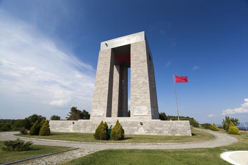 Çanakkale Geçilmez şiiri sözleri, yazarı, hikayesi! Çanakkale Geçilmez şiirini kim yazmıştır, Çanakkale Geçilmez şiirinin sözleri ne, niçin Çanakkale Geçilmez denilmiştir?