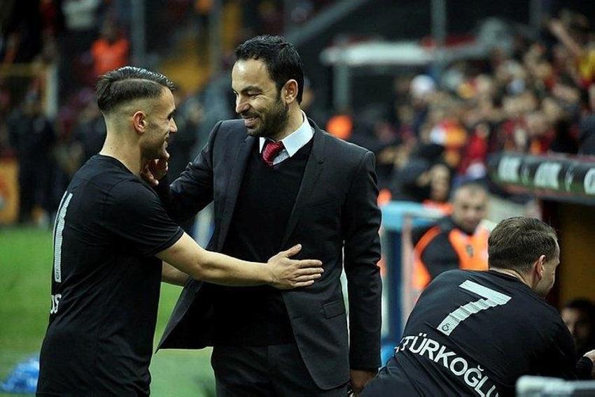 Galatasaray taraftarlarını ikiye bölen ayrılık!