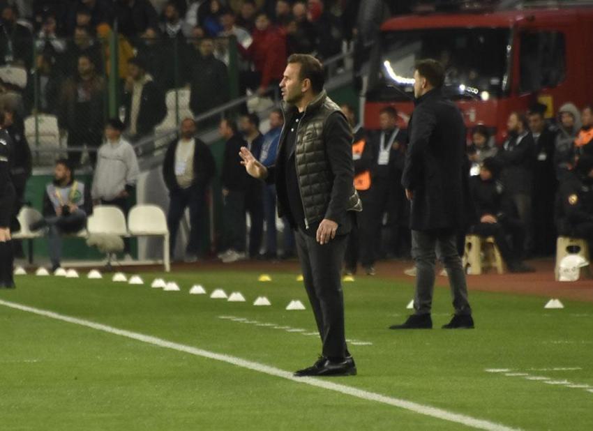 İlk 11'de başlıyor çıkar beni diyor sonradan oyuna giriyor top oynamıyor! Galatasaray'da kriz