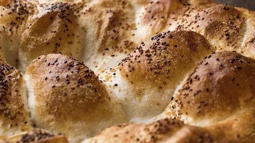 Pide kuyruğuna girmeyin! Evde Ramazan pidesi tarifi iftara 5 kala imdadınıza yetişiyor!