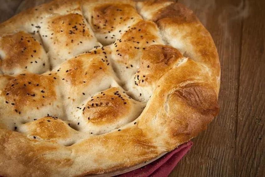 Pide kuyruğuna girmeyin! Evde Ramazan pidesi tarifi iftara 5 kala imdadınıza yetişiyor!