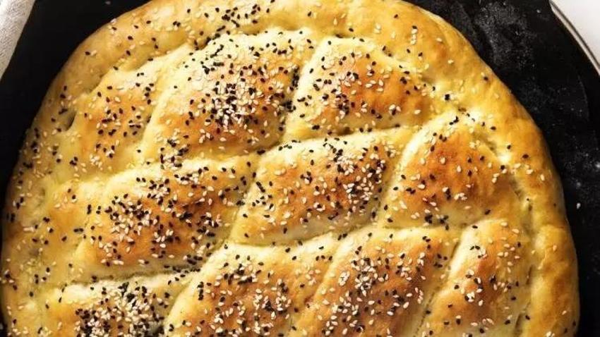 Pide kuyruğuna girmeyin! Evde Ramazan pidesi tarifi iftara 5 kala imdadınıza yetişiyor!