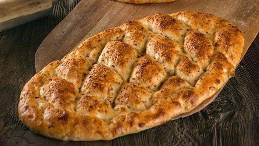 Pide kuyruğuna girmeyin! Evde Ramazan pidesi tarifi iftara 5 kala imdadınıza yetişiyor!