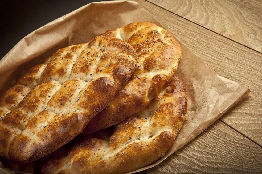 Pide kuyruğuna girmeyin! Evde Ramazan pidesi tarifi iftara 5 kala imdadınıza yetişiyor!