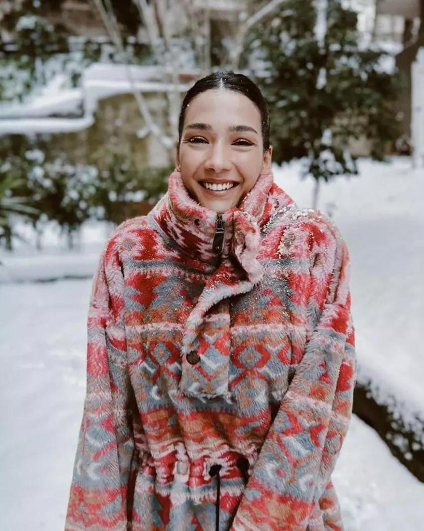 Aybüke Pusat mini etekli pozlarıyla sosyal medyayı salladı!