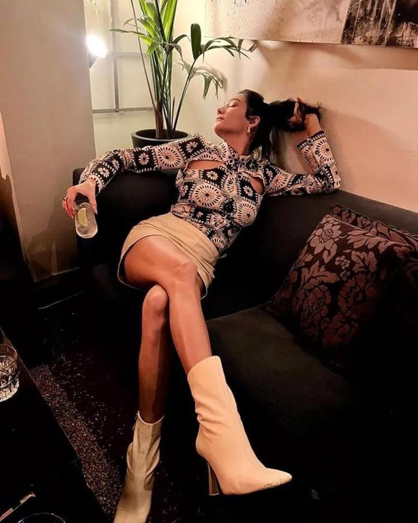 Aybüke Pusat mini etekli pozlarıyla sosyal medyayı salladı!