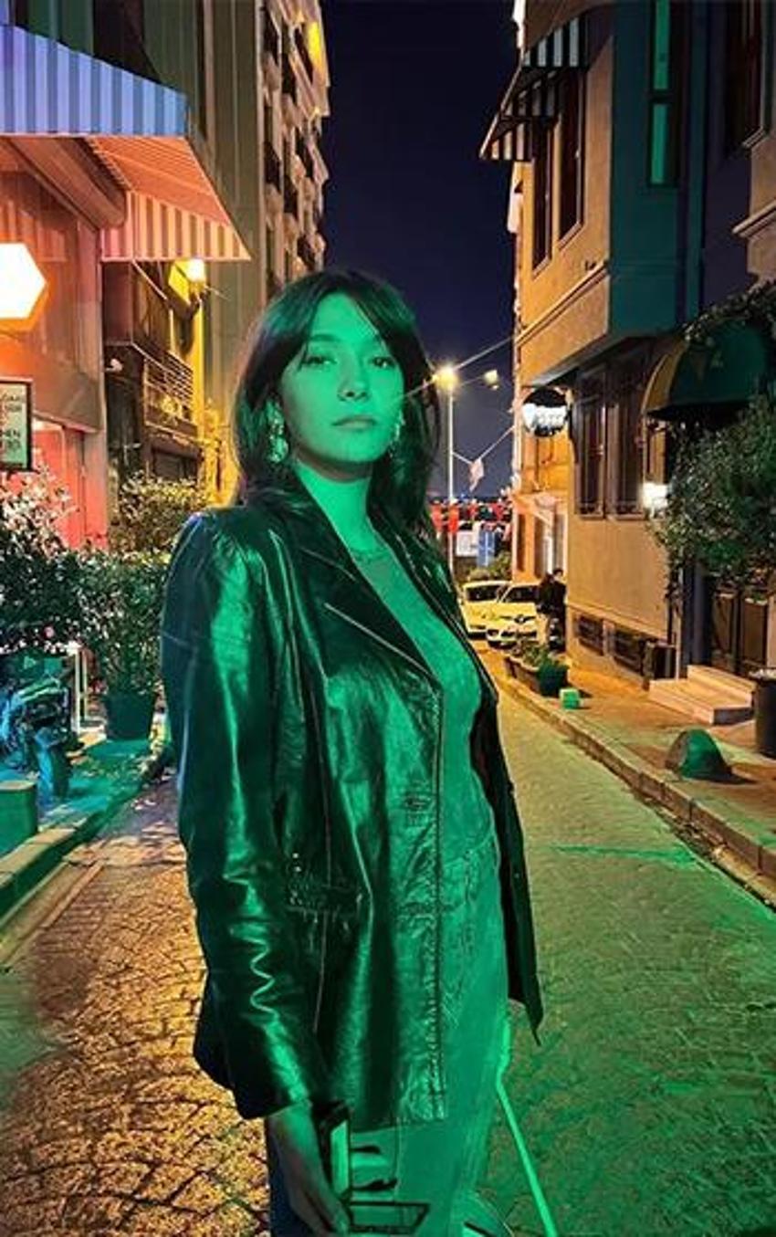 Aybüke Pusat mini etekli pozlarıyla sosyal medyayı salladı!