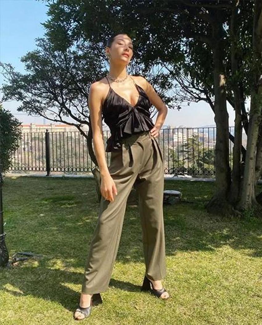 Aybüke Pusat mini etekli pozlarıyla sosyal medyayı salladı!