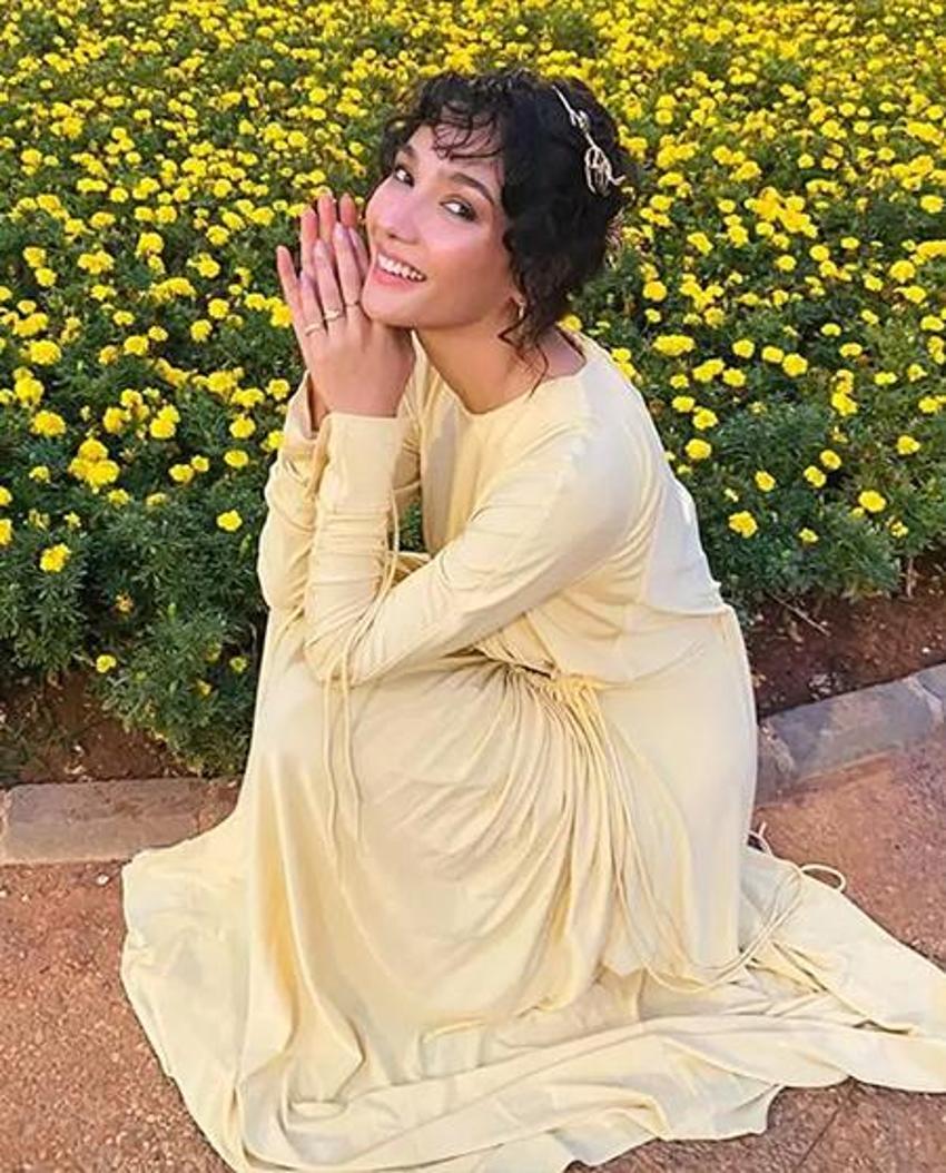 Aybüke Pusat mini etekli pozlarıyla sosyal medyayı salladı!