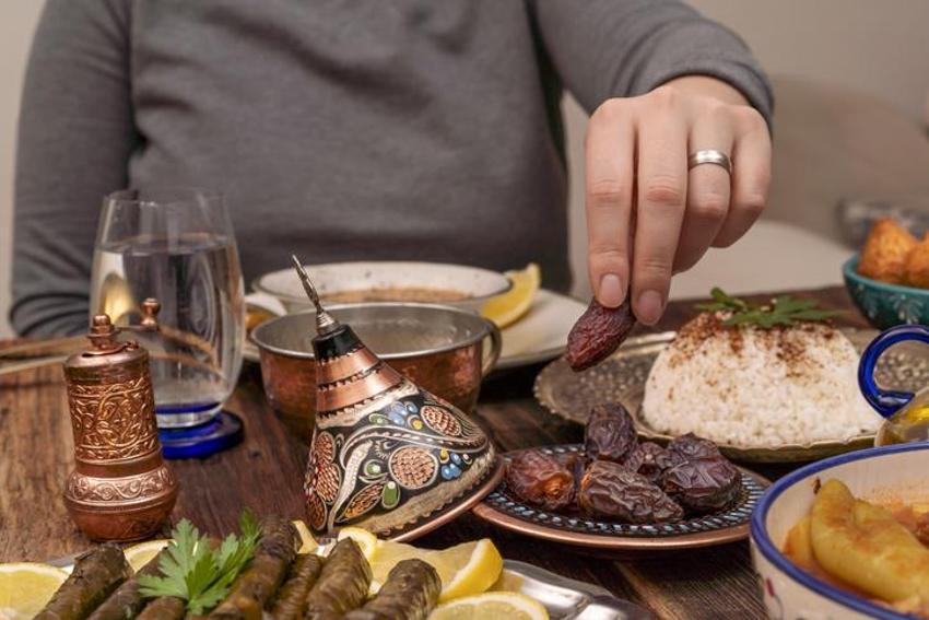İftar duası (Arapça-Türkçe anlamı okunuşu)! İftarı açmadan önce okunacak dua hangisi, ramazan oruç iftar duası nedir? Oruç açarken okunacak dua ve oruç açma niyeti!