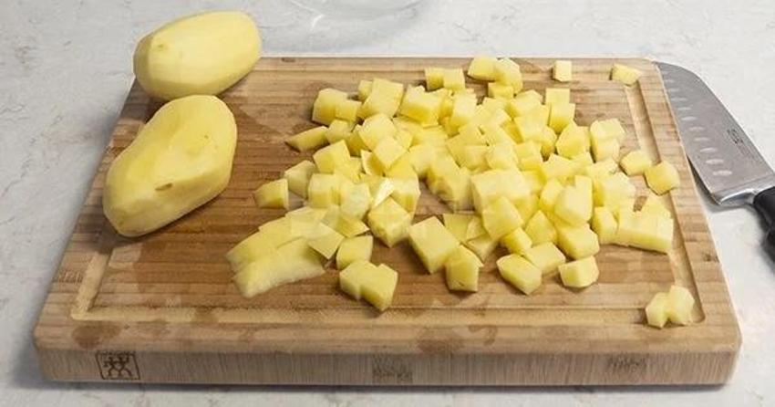 Patatesi tok tutuyor, yumurtası susatmıyor! Sahurda ne yapsam derdine son veriyor! Patatesli yumurta tarifi