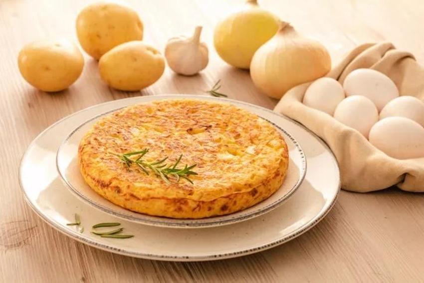 Patatesi tok tutuyor, yumurtası susatmıyor! Sahurda ne yapsam derdine son veriyor! Patatesli yumurta tarifi