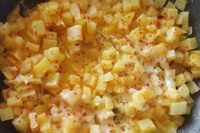 Patatesi tok tutuyor, yumurtası susatmıyor! Sahurda ne yapsam derdine son veriyor! Patatesli yumurta tarifi