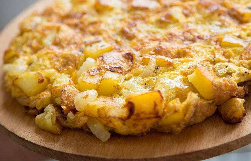 Patatesi tok tutuyor, yumurtası susatmıyor! Sahurda ne yapsam derdine son veriyor! Patatesli yumurta tarifi
