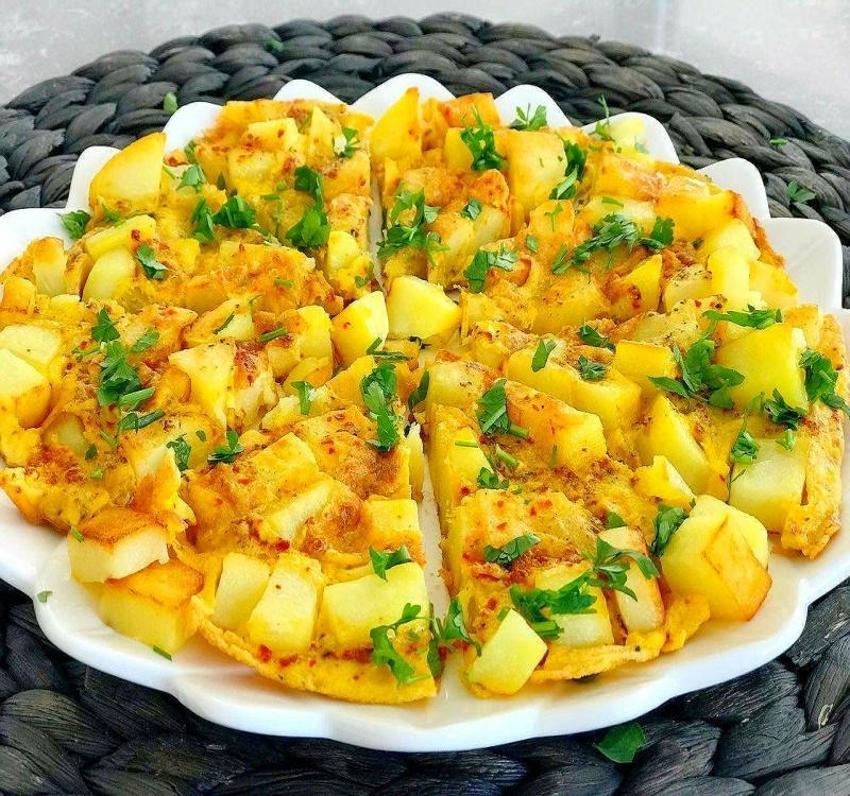 Patatesi tok tutuyor, yumurtası susatmıyor! Sahurda ne yapsam derdine son veriyor! Patatesli yumurta tarifi