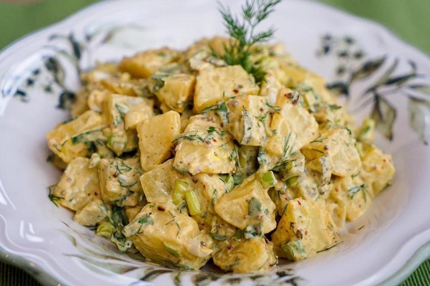 İftar daveti verenlere mutlu son garanti! İkinci menüsünde çorbayla doymayanlara ana yemek de var salata da!