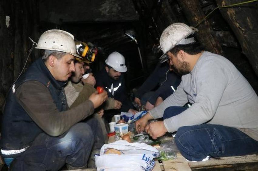Madenciler yerin metrelerce altında ilk sahurunu yaptı