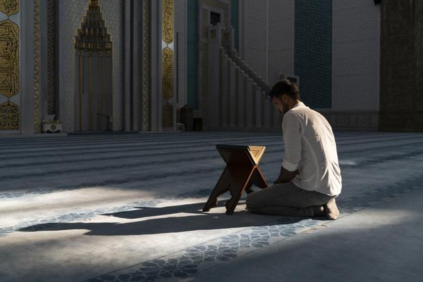 Vitir namazı nasıl kılınır, kaç rekattır? Teravih namazı vitir namazından önce mi kılınır, vitir namazı kunut duası bilmeyen ne okur? İşte cemaatle vitir namazı kılınışı…