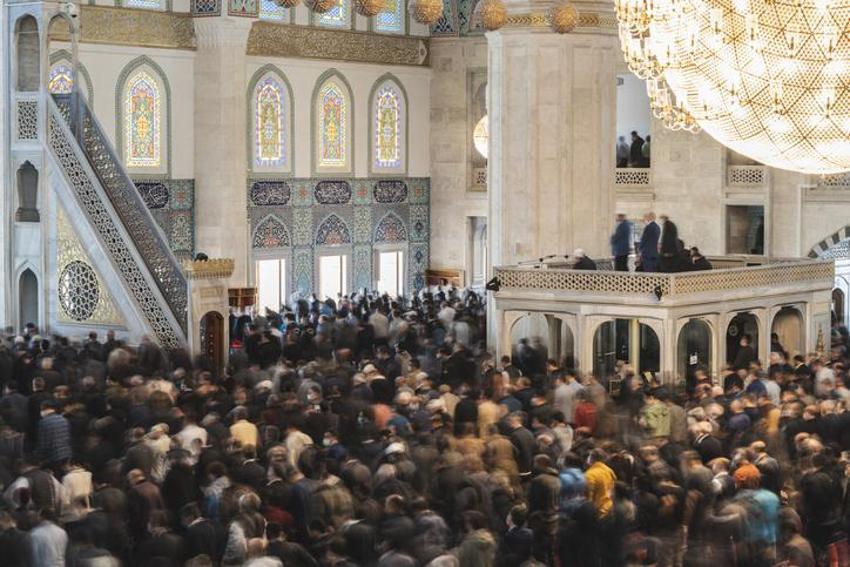 Vitir namazı nasıl kılınır, kaç rekattır? Teravih namazı vitir namazından önce mi kılınır, vitir namazı kunut duası bilmeyen ne okur? İşte cemaatle vitir namazı kılınışı…