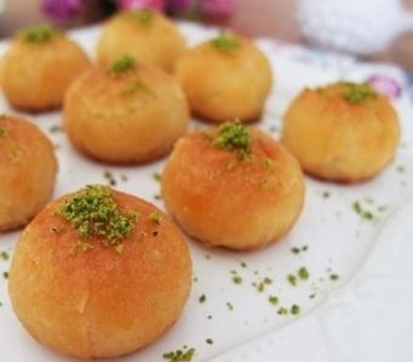 İftar tatlınız çayla birlikte geliyor! Üç malzemeli bulut tatlısı hem şerbetli hem 10 dakikada hazır!