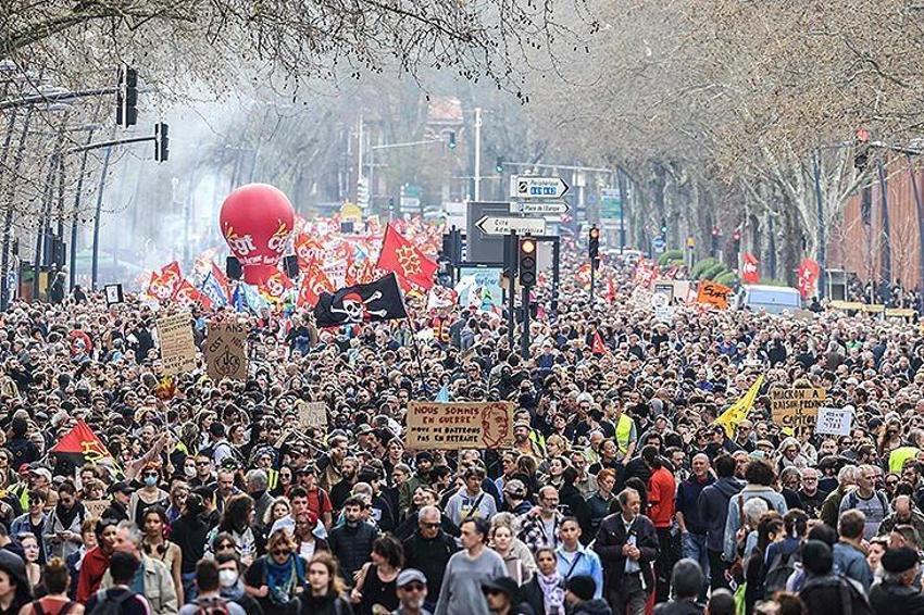 Fransa'da sokaklar savaş alanına döndü! Şehir alev alev yanıyor