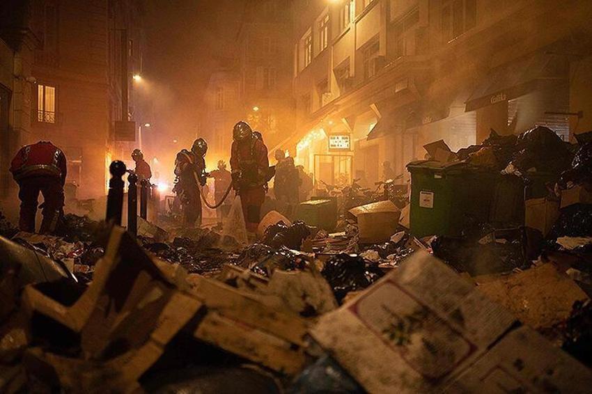 Fransa'da sokaklar savaş alanına döndü! Şehir alev alev yanıyor