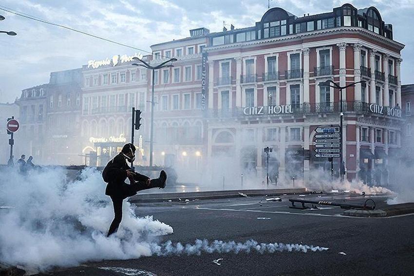 Fransa'da sokaklar savaş alanına döndü! Şehir alev alev yanıyor