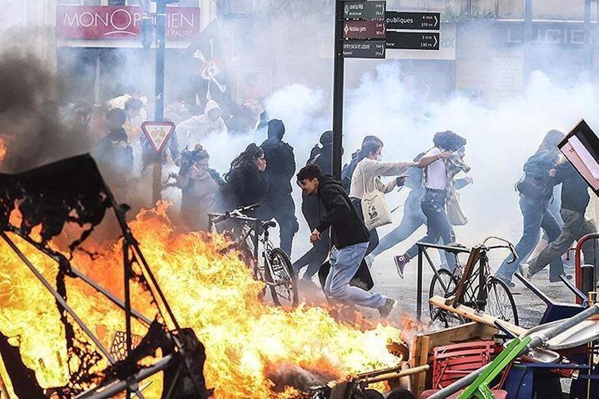 Fransa'da sokaklar savaş alanına döndü! Şehir alev alev yanıyor
