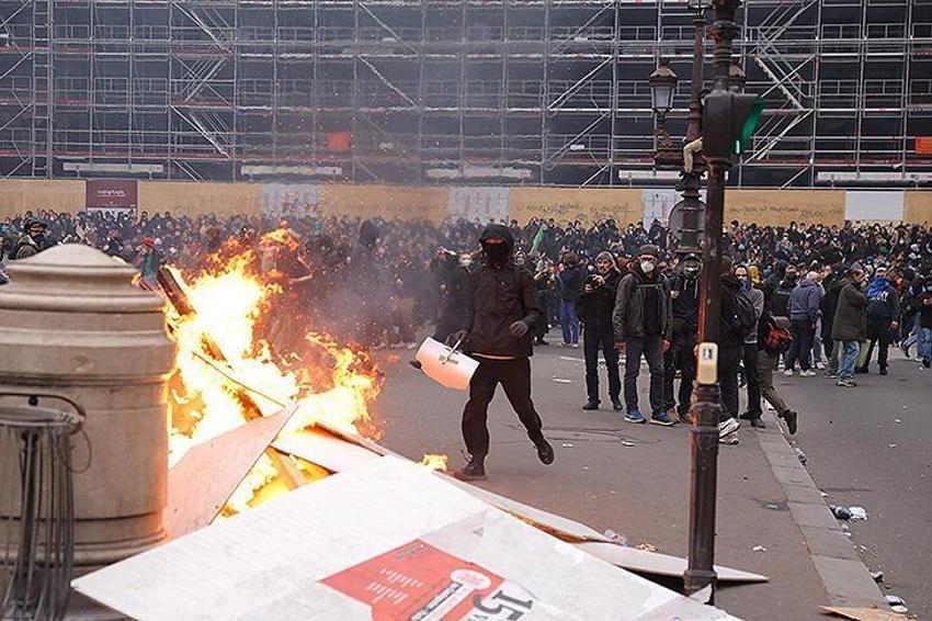 Fransa'da sokaklar savaş alanına döndü! Şehir alev alev yanıyor
