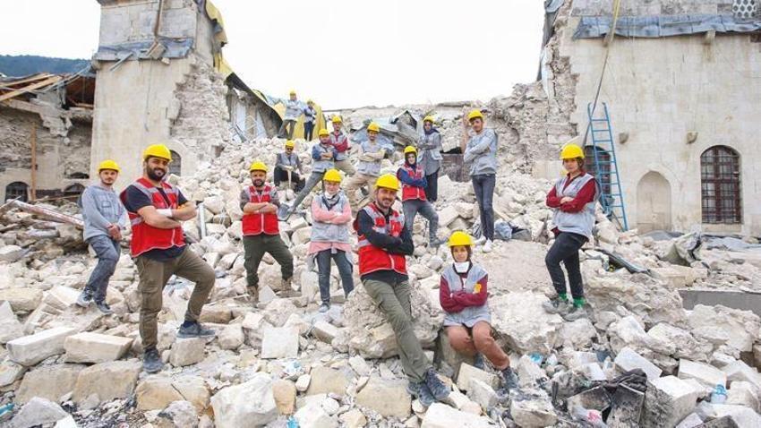Enkazda tarih avı! 'Can kurtaran gibiyiz'
