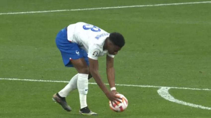 Fransa'da şaşırtan olay; top patladı, frikik kazandı! Mbappe ilk maçında şov yaptı