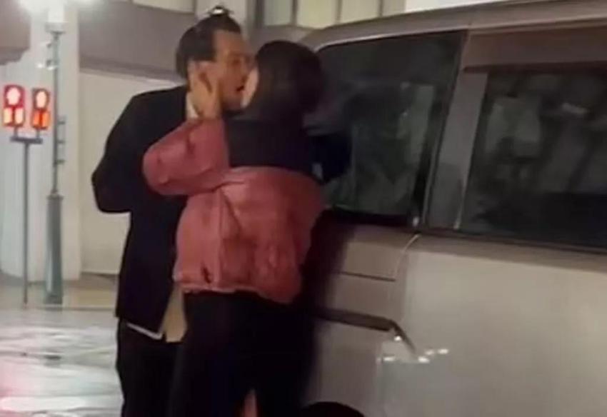 Ünlü çiftin sosyal medyayı sallayan durumu! Sokakta öpüşürken yakalandılar