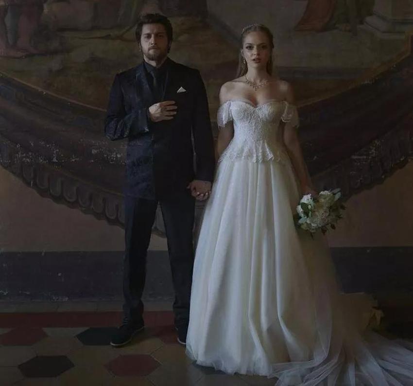 Oyuncu Tuan Tunalı ve Angela Caccamo, Toskana'da evlendi