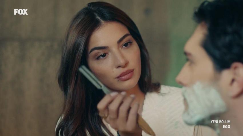 Ego dizisinde görmeye alışık olmadığımız sahne! Damat tıraşını gelin yaptı, sosyal medya yıkıldı!
