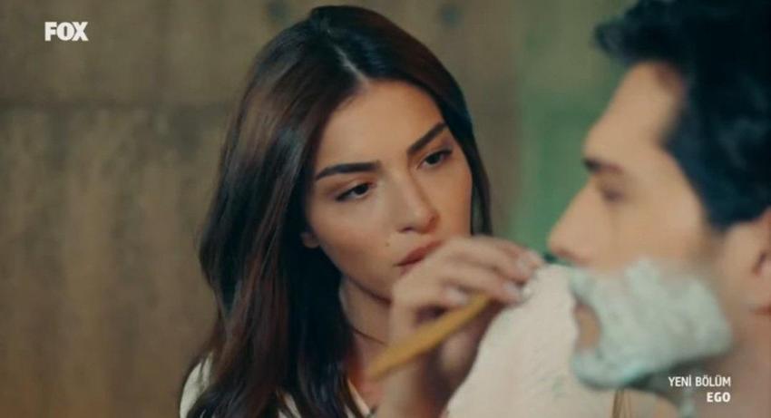 Ego dizisinde görmeye alışık olmadığımız sahne! Damat tıraşını gelin yaptı, sosyal medya yıkıldı!