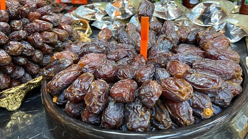 Ramazan’ın vazgeçilmez lezzeti hurma 250 TL’den satılıyor
